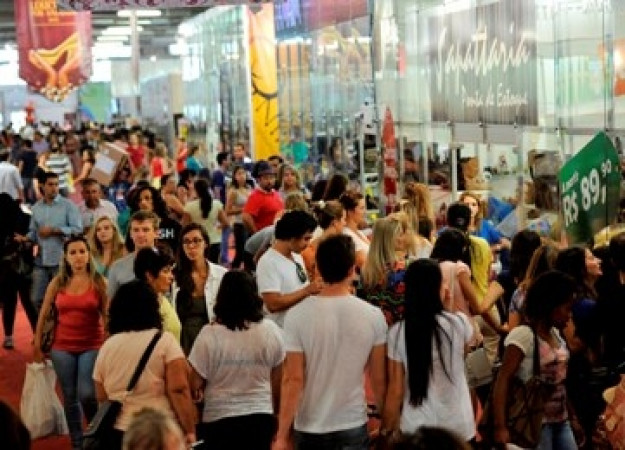 Feira da Loucura por Sapatos segue até domingo na Fenac
