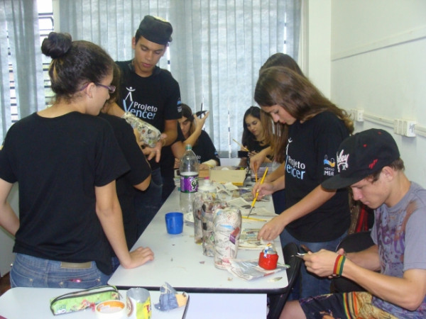 Educandos do Projeto Vencer realizam exposição de brinquedos confeccionados com sucatas