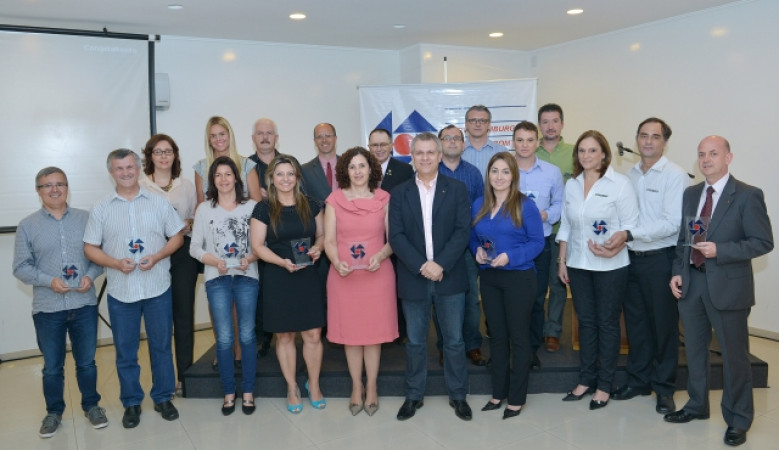 Associadas são homenageadas durante reunião-almoço