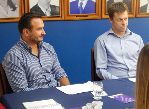 Jovens empreendedores reunidos com representantes da Entrepreneurs’ Organization