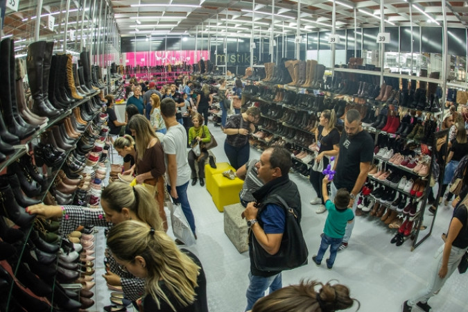 Feira da Loucura por Sapatos segue até domingo (14) em Novo Hamburgo