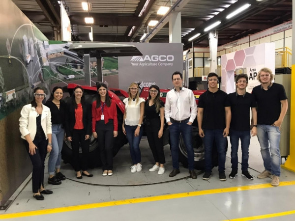 Jovens Empreendedores visitam a fábrica de tratores AGCO em Canoas