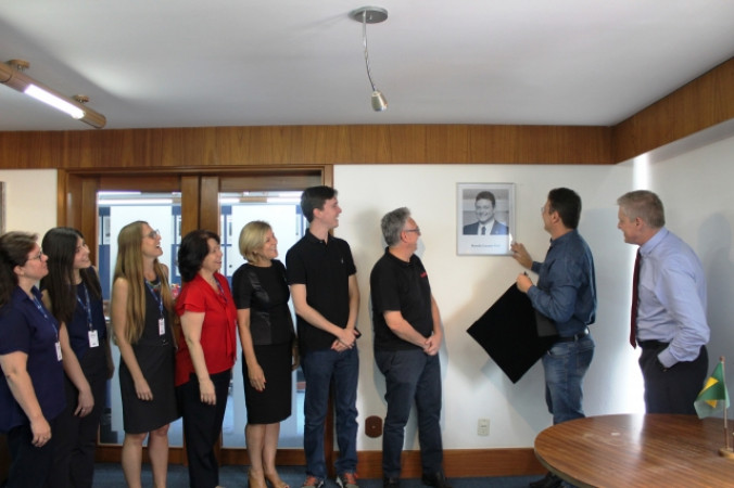 Equipe da ACI prestigia instalação da foto do presidente Marcelo Lauxen Kehl