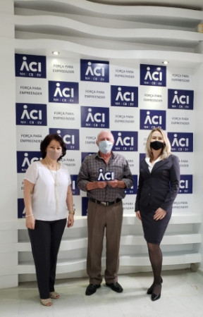 Ao completar 45 anos, Máquinas Erps recebe troféu da ACI