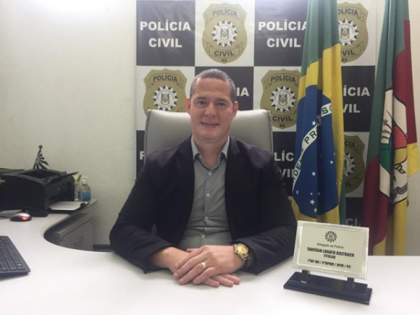 Técnico em edificações, professor de línguas e delegado