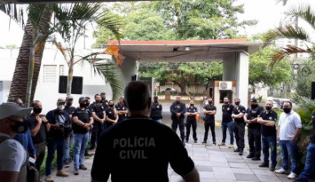 Fiscalização apreende mais de 60 mil itens ilegais em depósitos em Porto Alegre