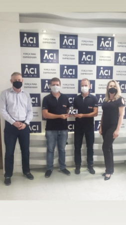 ACI homenageia Orisol pelos 25 anos de atuação no Brasil