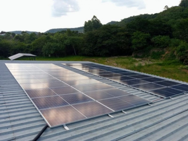 Fundamental instala placas solares
