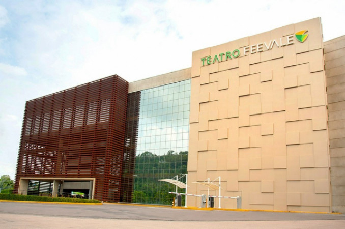 Teatro Feevale de fachada renovada