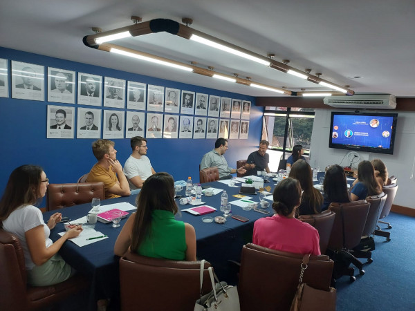 Governança corporativa é apresentada em reunião mensal