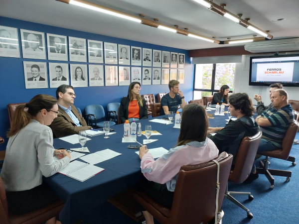 Reunião mensal tem apresentação da empresa Ferros Scharlau