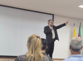 Palestrante destaca importância da escola, dos professores e da família