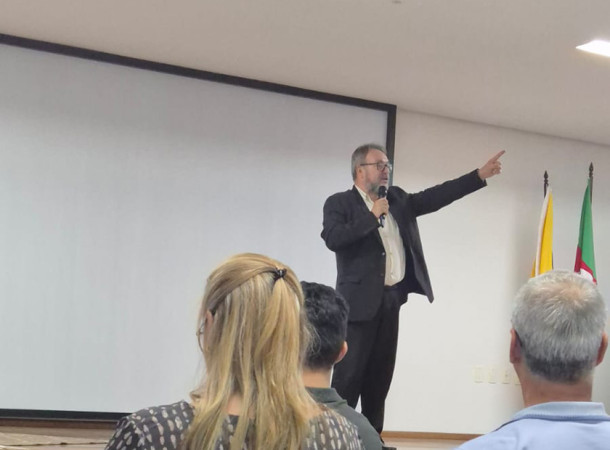 Palestrante destaca importância da escola, dos professores e da família