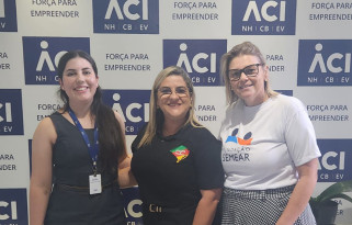 Gestora de relacionamento com empresas  da UNIASSELVI visita ACI