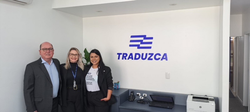 Gerente e coordenadora comercial visitam Traduzca