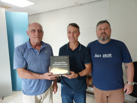 Diretor do jornal O Diário recebe livro da ACI