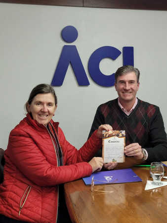 Prefeita Carla Chamorro assina associação de Morro Reuter à ACI
