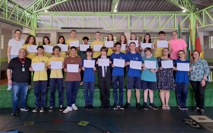 Jovens concluem curso de preparação para primeiro emprego