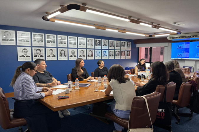 Novas integrantes participam de reunião