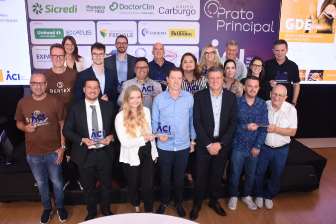 Empresas aniversariantes recebem homenagem