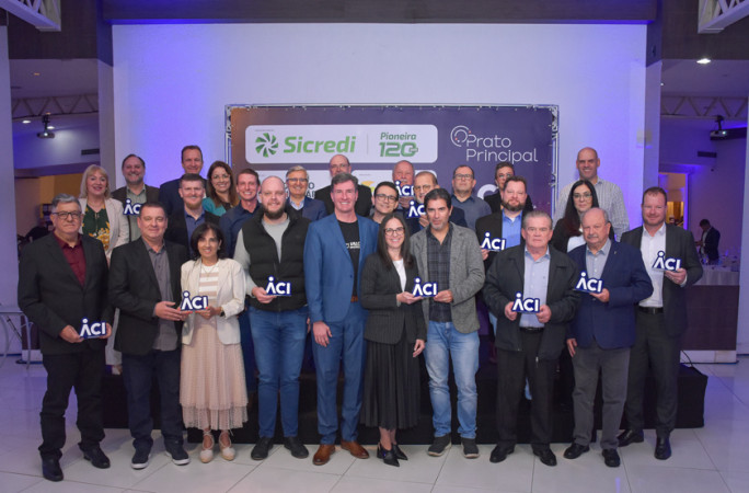 Associados aniversariantes recebem homenagem