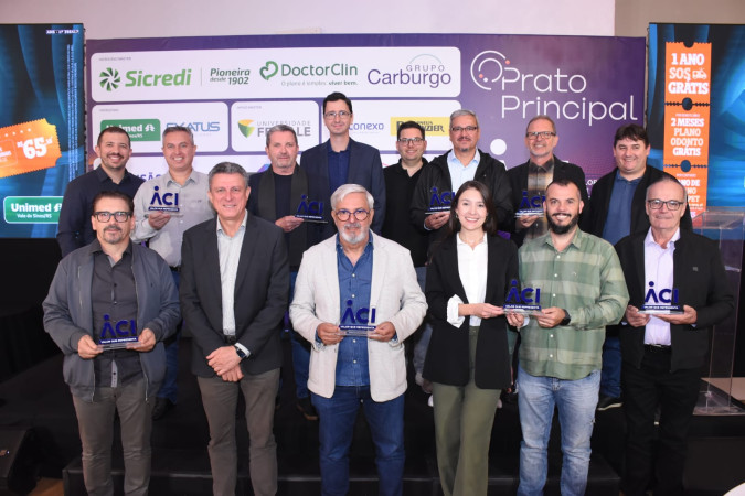 Empresas aniversariantes recebem homenagem