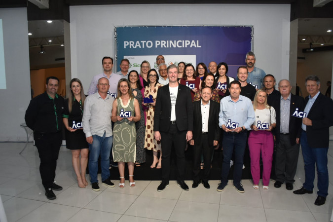 Aniversariantes recebem homenagem