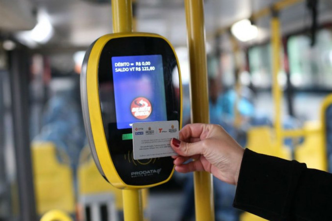 Empresa deve pagar contribuições previdenciárias sobre vale-transporte e refeição e plano de saúde