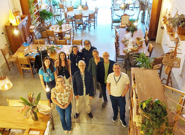 Integrantes recebem certificado de participação e confraternizam