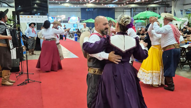 Visitantes da Fimec podem assistir a apresentações culturais diárias