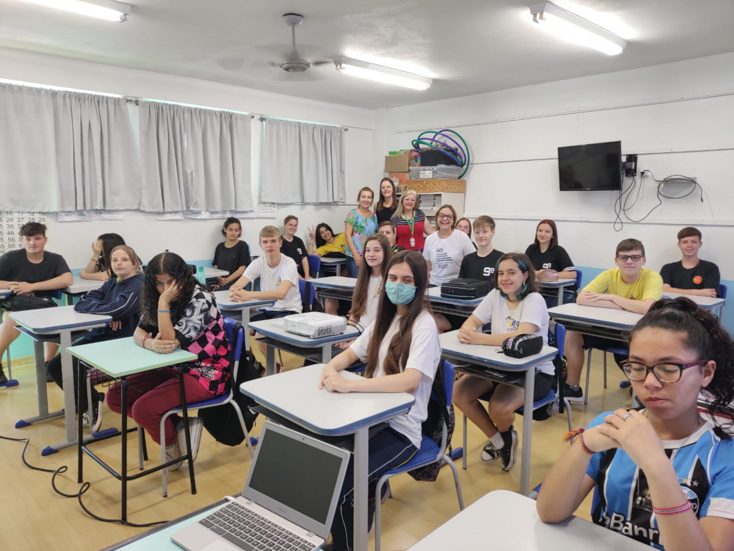 Em sala de aula, estudantes participam de um bate-papo em inglês