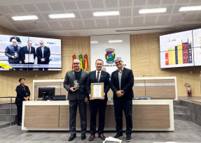 Reitor da Universidade Feevale é homenageado com Prêmio Ernest Sarlet de Educação