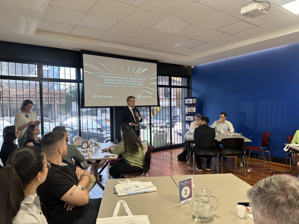Palestrante destaca poder do networking para gerar resultados positivos