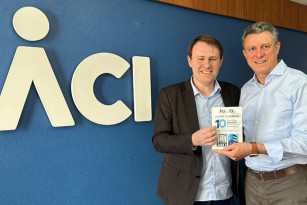 Vereador Felipe Kuhn Braun recebe exemplares do livro Inspire-se e Inove: 10 Marcos de Inovação que Moldaram Nossa Região
