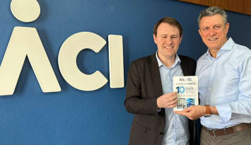 Vereador Felipe Kuhn Braun recebe exemplares do livro Inspire-se e Inove: 10 Marcos de Inovação que Moldaram Nossa Região