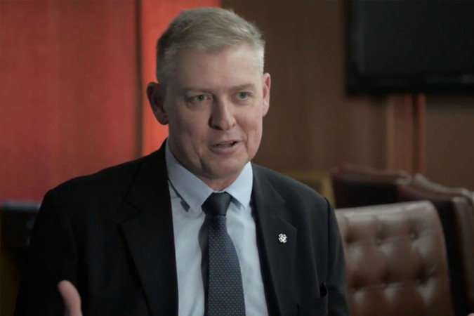 Deputado Issur entrega Lei Marco Kirsch à família, na ACI, nesta quinta