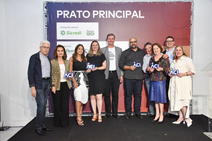 Empresas aniversariantes recebem homenagem