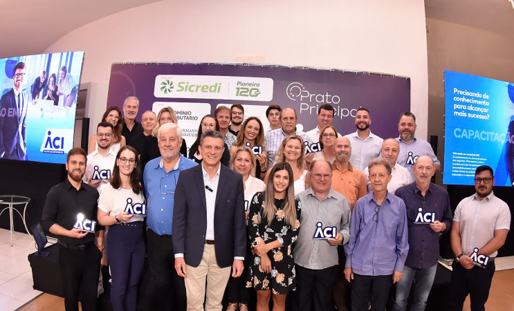 Empresas aniversariantes em janeiro recebem homenagem