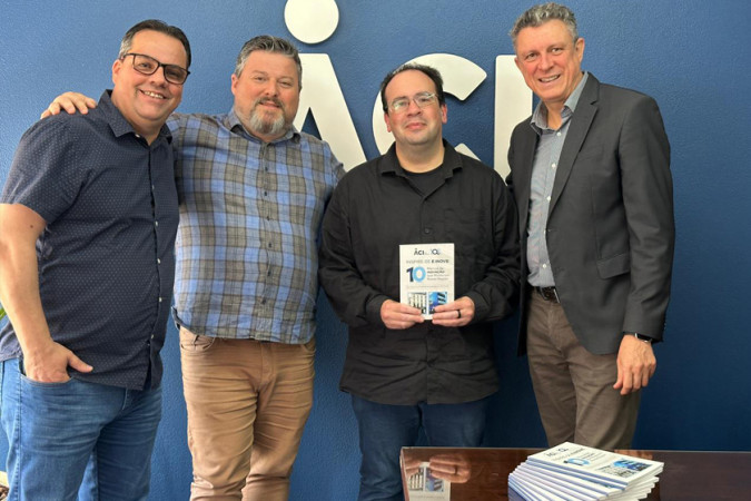 Professor Rodrigo recebe exemplares do livro dos 105 anos da ACI