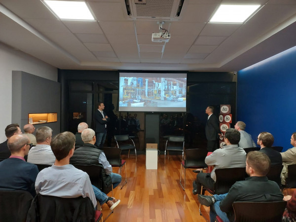 CEOs da Unique Rubber apresentam governança da empresa