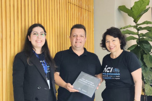 Diretor da Ielo Imobiliária recebe livro da ACI